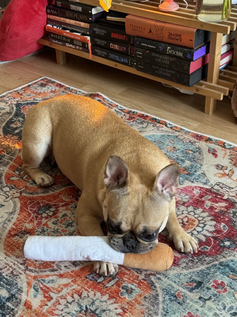 Така мала, а вже курить