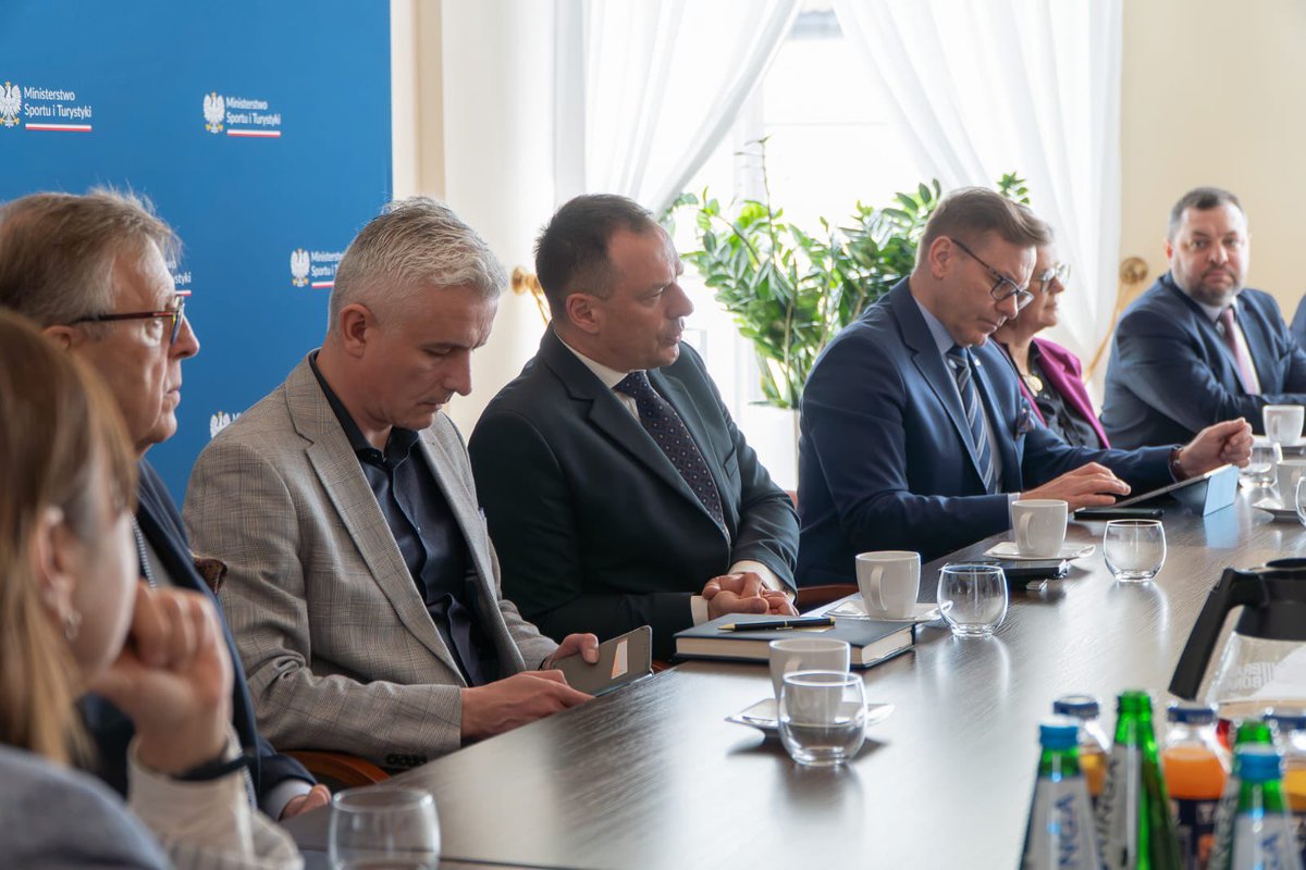 🤝Dziś spotkałem się z Dyrektorami Zagranicznych Oddziałów <a href="/POT_GOV_Pl/">POT_GOV_PL</a>  - osobami, które każdego dnia promują Polskę i Polską turystykę na całym świecie.

🇵🇱Rozmawialiśmy o strategii i kierunkach promocji Polski, dzieląc się doświadczeniami i pomysłami na następne akcje
