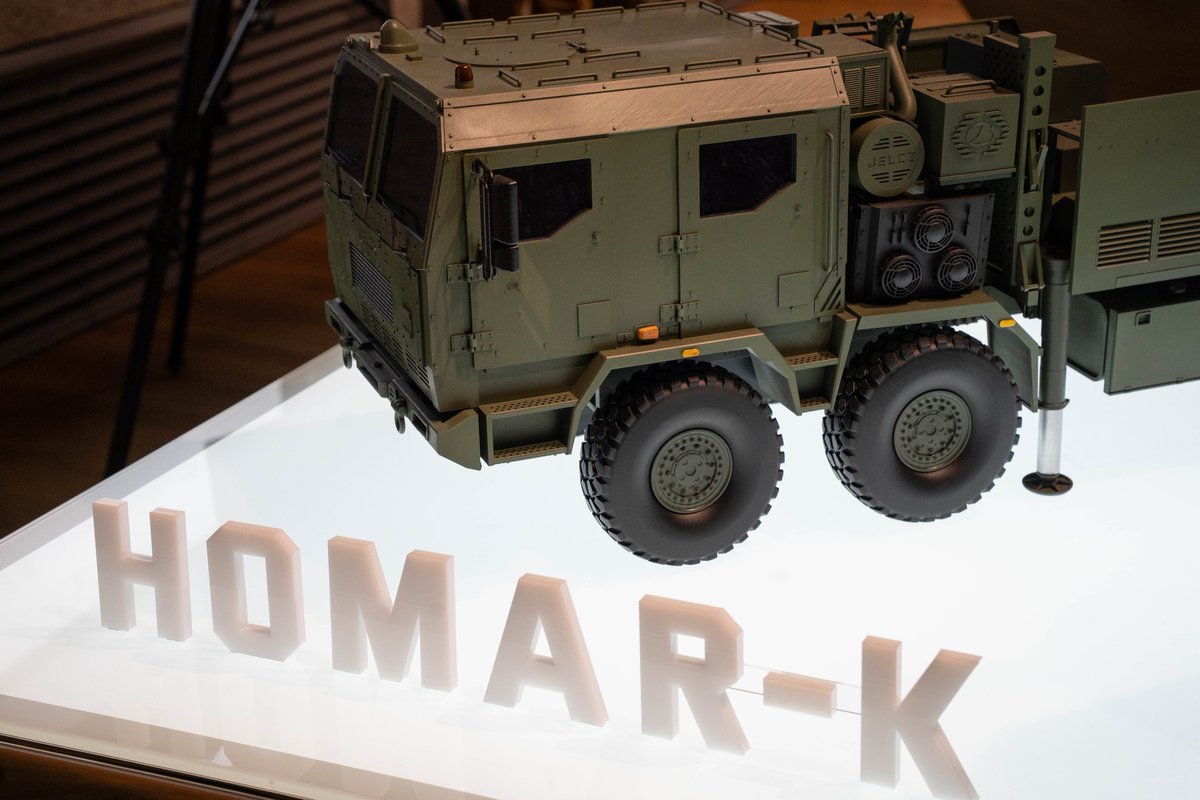 Hanwha Aerospace i WB GROUP podpisały dzisiaj kluczowe warunki umowy dla przyszłej, wspólnej fabryki kierowanych pocisków rakietowych, która powstanie w Polsce i odpowiadać będzie za produkcję pocisków CGR-080 o zasięgu 80 km dla systemów #Homar_K. 

Planowane jest także wspólne