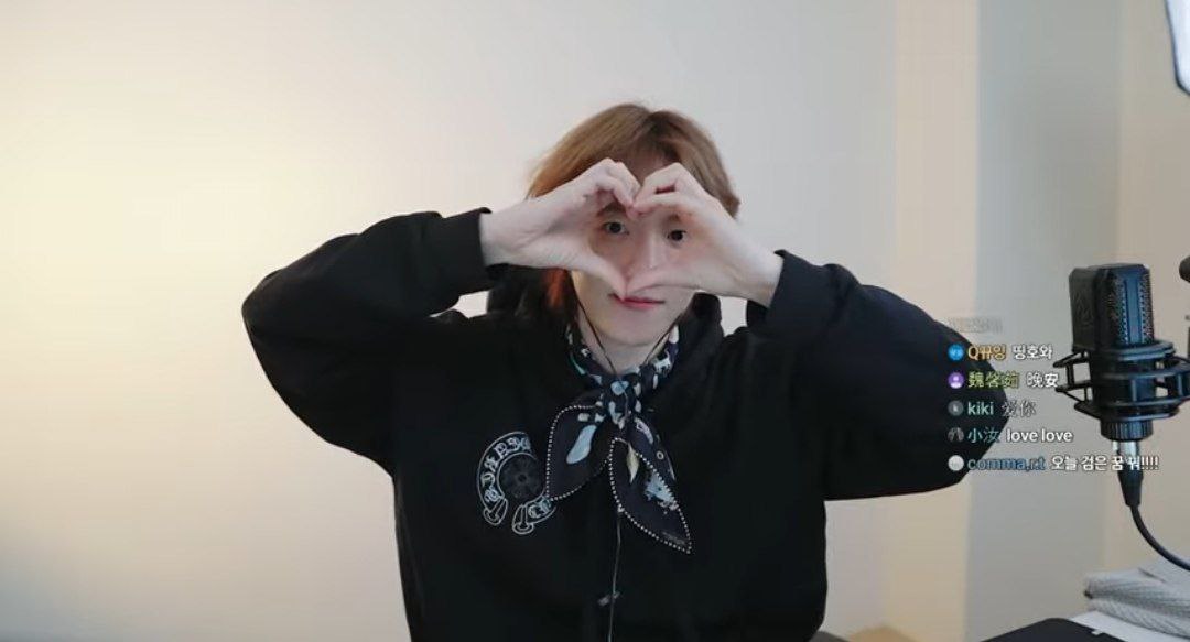 بکهیون بعد 4 ساعت لایو و بازی با اری‌ها
با کلی بوس و قلب ازمون خداحافظی کرد 
افتخار میکنم که همچین آیدلی رو استن میکنم
که اینقدر عاشق وقت گذرونی با فن‌هاشه ❤️
#EXO #BAEKHYUN 
<a href="/weareoneEXO/">EXO</a> <a href="/B_hundred_Hyun/">Baekhyun_EXO</a>