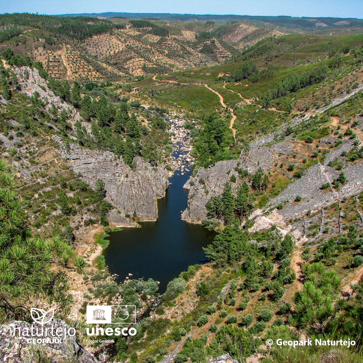 Today is the International Day for Monuments and Sites!

📍Geomonumento Portas de Almourão, Proença-a-Nova/Vila Velha de Ródão

#idms #geopark #naturtejo #naturtejogeopark #monument #geomonumento #geomonument #sitio #site #geossitio #geosite #UNESCOGeoparks
#10YearsGeoparks