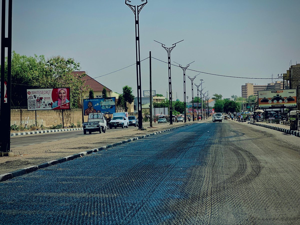 ibrahimado__'s tweet image. Ongoing rehabilitation and asphaltic overlaying of Airport Gate to Ashton Road to Airport Road to Club Road, culminating at Murtala Muhammed Way.

#AbbaIsWorking.