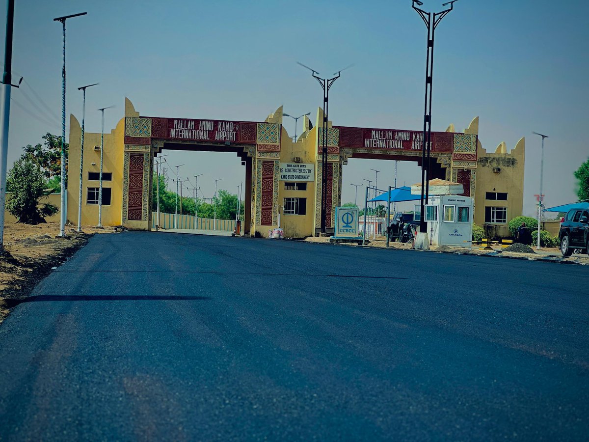 ibrahimado__'s tweet image. Ongoing rehabilitation and asphaltic overlaying of Airport Gate to Ashton Road to Airport Road to Club Road, culminating at Murtala Muhammed Way.

#AbbaIsWorking.