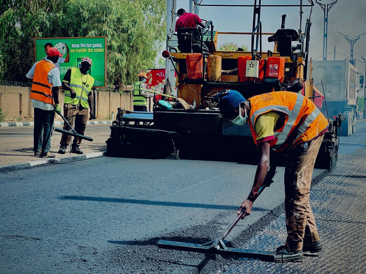 ibrahimado__'s tweet image. Ongoing rehabilitation and asphaltic overlaying of Airport Gate to Ashton Road to Airport Road to Club Road, culminating at Murtala Muhammed Way.

#AbbaIsWorking.