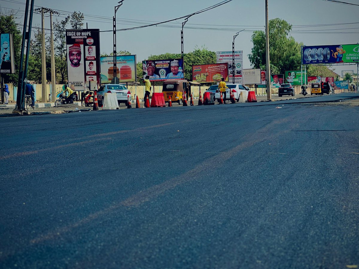 ibrahimado__'s tweet image. Ongoing rehabilitation and asphaltic overlaying of Airport Gate to Ashton Road to Airport Road to Club Road, culminating at Murtala Muhammed Way.

#AbbaIsWorking.