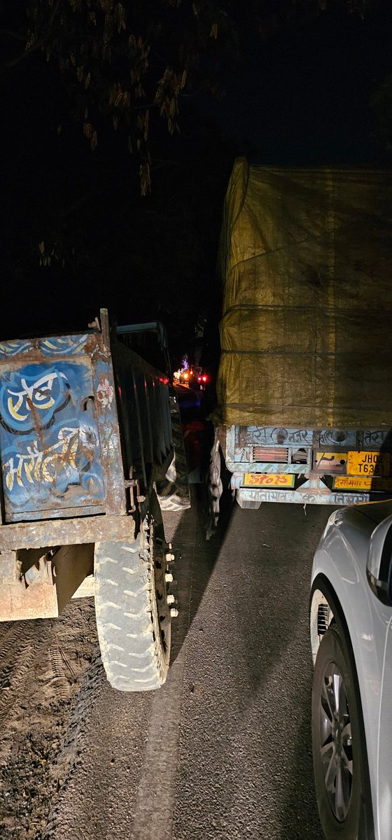 Optimal_Ayush's tweet photo. Worst Police traffic ever Seen 
In Traffic Jam  since last 3 hours in Ballia
@Uppolice
@balliapolice. this was my First time Standing since last 3 hours No traffic police No such Actions by any @myogiadityanath 
@uptrafficpolice https://t.co/2wE5UYGXTR