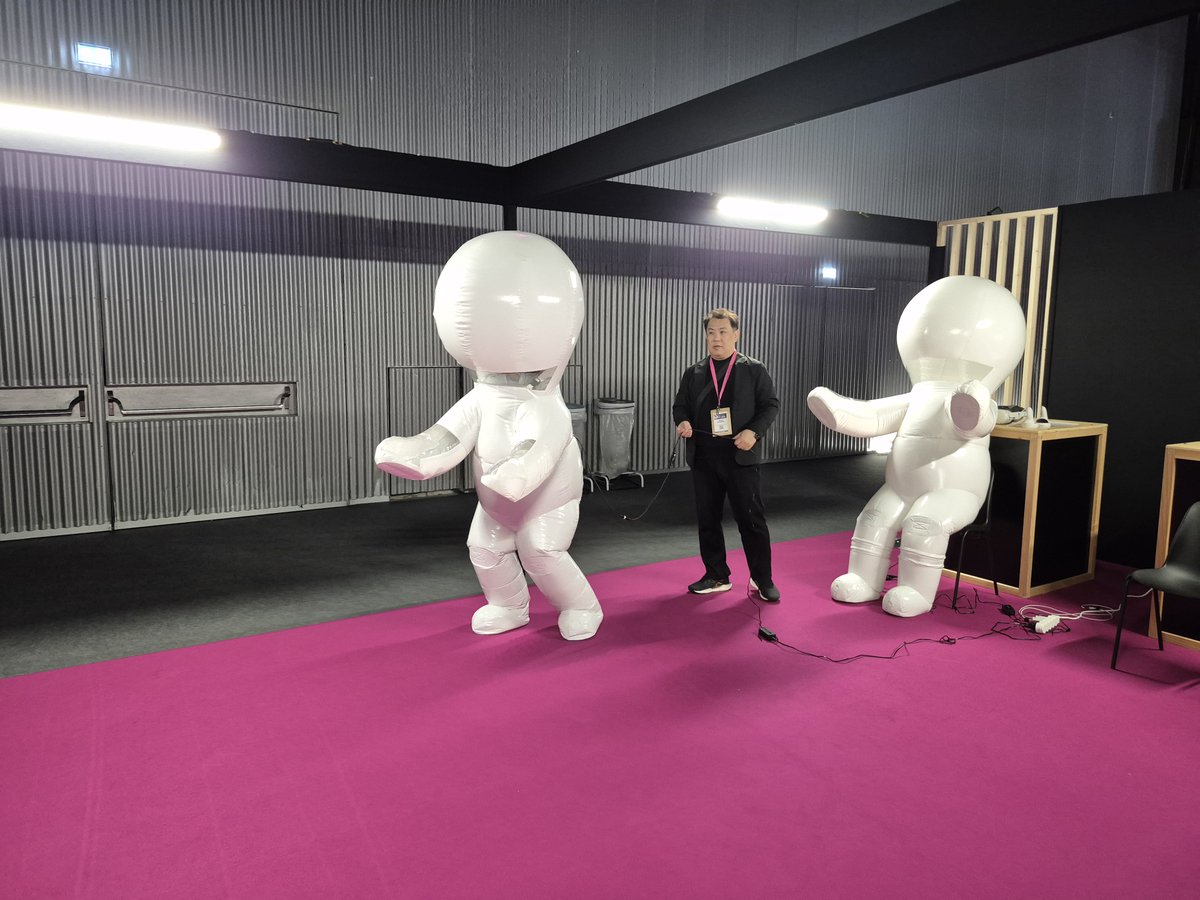 🧠#LavalVirtual2025
Un concentré d'innovations XR, avatars IA, simulateurs immersifs &amp; + encore.
Merci à <a href="/Clarte_Lab/">Clarté</a> pour l'invitation !
Chez Naonext, rester à la pointe, c’est notre moteur 🔧⚡️
#XR #TechForGood #Naonext