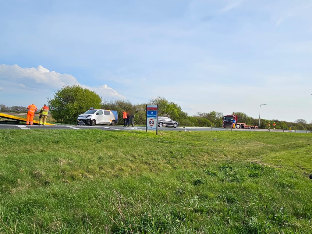 Bestelbus rijdt lantaarnpaal uit de grond