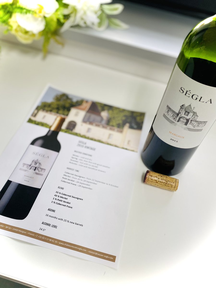 シャネルのオフィスでローザンセグラを。94年に同社所有になりクオリティと知名度を更に高め、今やファッション業界でも大人気。複数品種のブレンドが施されるボルドーワインは、テロワール（＝生地）に加え造り手の創造性（＝デザイン）がより反映されるイメージで、オートクチュールのドレスのよう🤍