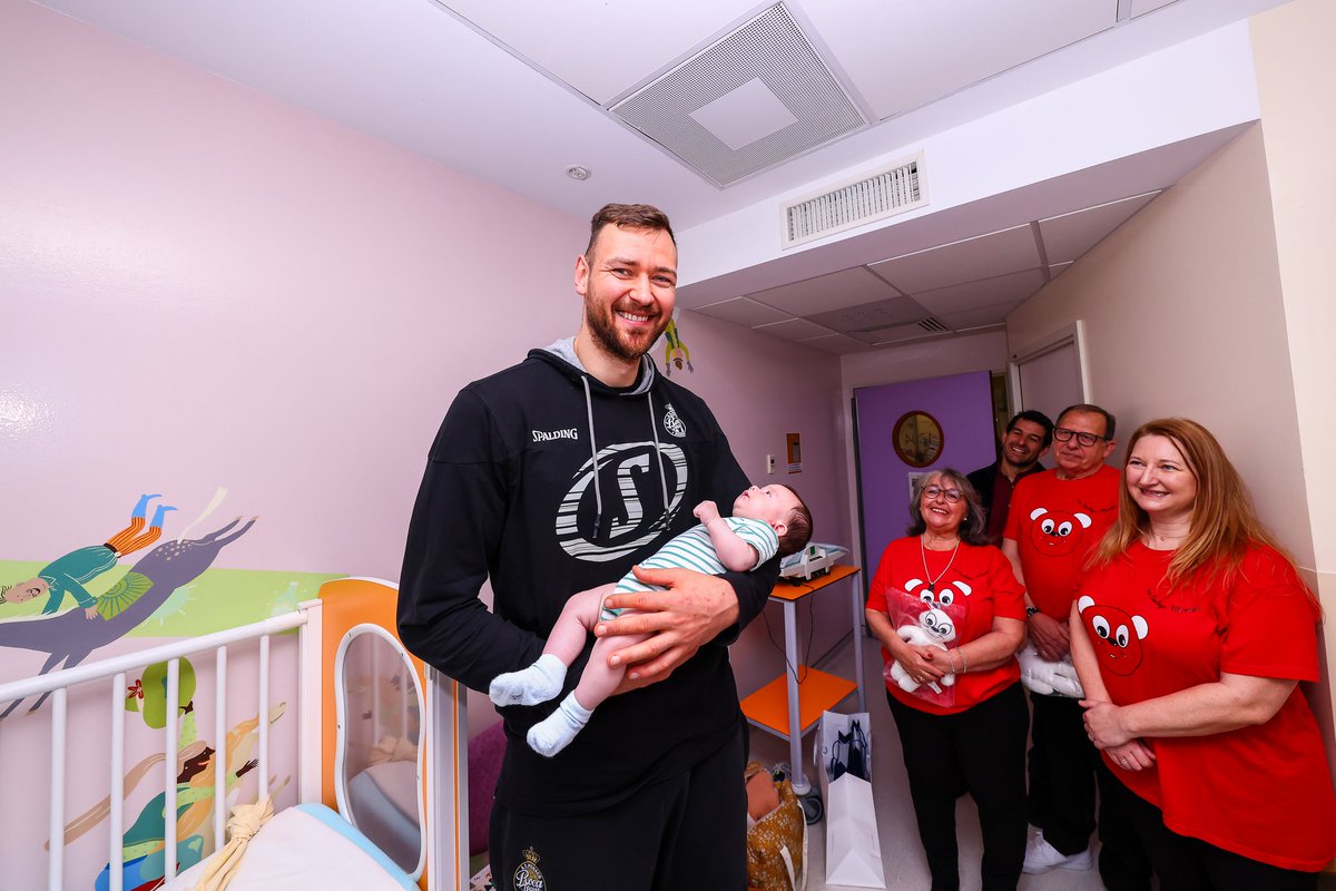 Big heart DMo ❤️🤍

🏥 Donatas Motiejunas a rendu visite à des enfants au Centre Hospitalier Princesse Grace, avec l'association Smileys Monaco ! 🇲🇨

#RocaTeam #DagheMunegu