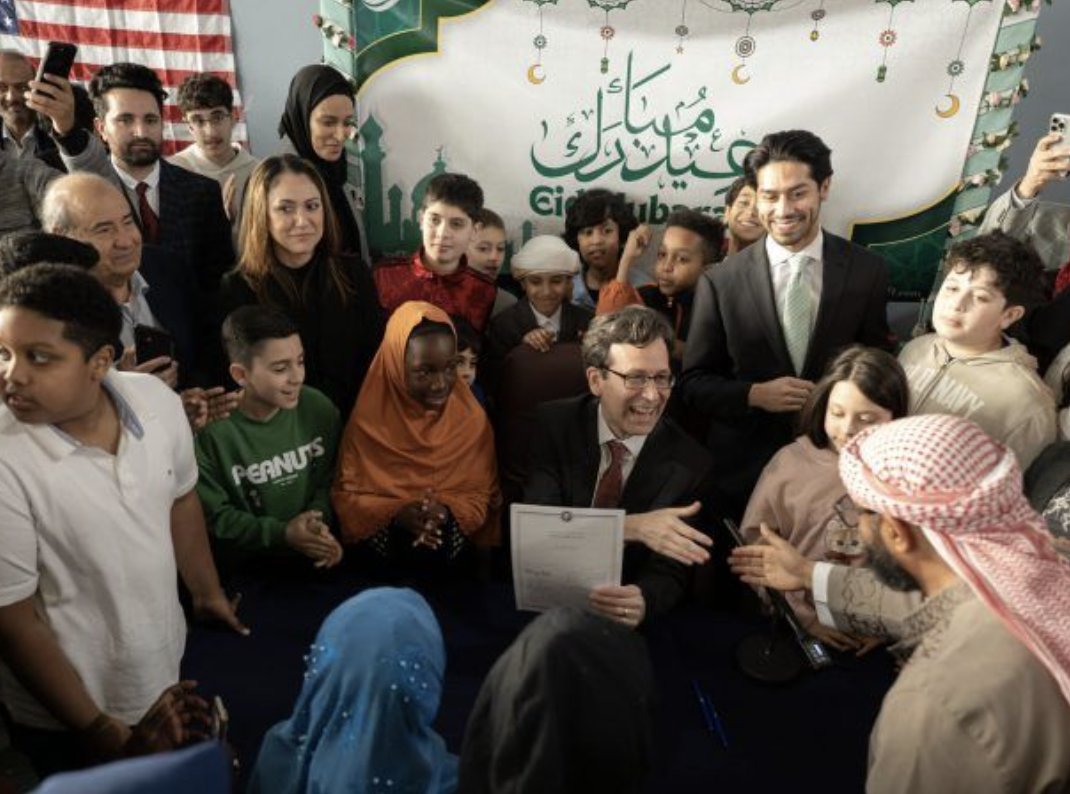 Historic: Washington becomes first state to recognize Islamic holidays Eid al-Fitr and Eid al-Adha. The bill passed with strong bipartisan support and takes effect July 2025. bit.ly/43ZYkOR #EidRecognition