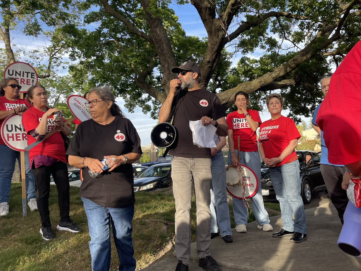 4.10.25: UNITE HERE 49 workers picket for a fair contract at #Hilton Arden West

<a href="/unitehere49/">UNITE HERE Local 49</a>