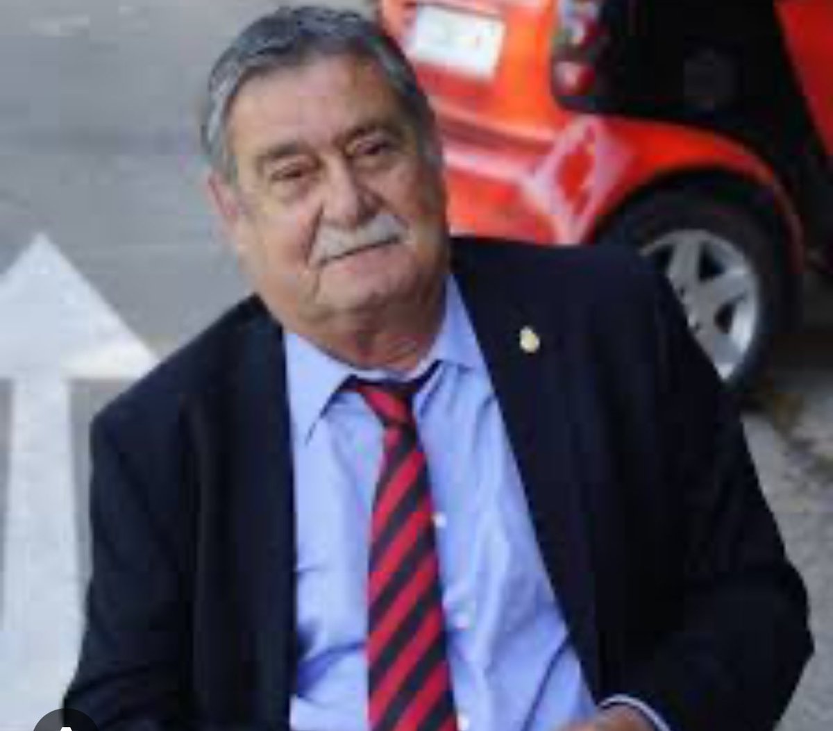 Avui es un día molt trist pes futbol balear.
Ha mort un amic,un dirigent, una persona propera i un membre imprescindible pes futbol balear dels darrers 30 anys.
Descansa en pau Paco Galmes.
Una aferrada forta a tota sa familia .