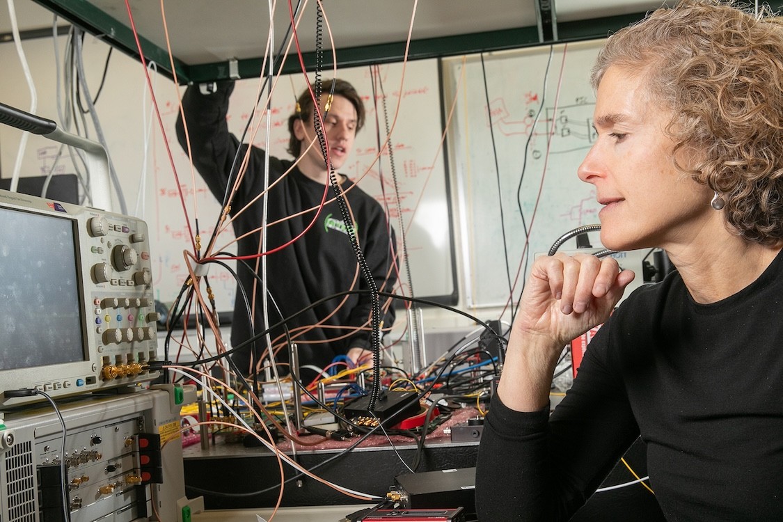 The Data Science Institute at Columbia University (@datascicolumbia) on Twitter photo #ColumbiaAI News: Researchers at <a href="/CUSEAS/">Columbia Engineering</a> have unveiled a solution for energy challenges with AI systems. This 3D photonic-electronic platform achieves unprecedented energy efficiency & bandwidth density, paving the way for next-generation AI hardware.
➡️engineering.columbia.edu/about/news/new… #ColumbiaAI News: Researchers at <a href="/CUSEAS/">Columbia Engineering</a> have unveiled a solution for energy challenges with AI systems. This 3D photonic-electronic platform achieves unprecedented energy efficiency & bandwidth density, paving the way for next-generation AI hardware.
➡️engineering.columbia.edu/about/news/new…