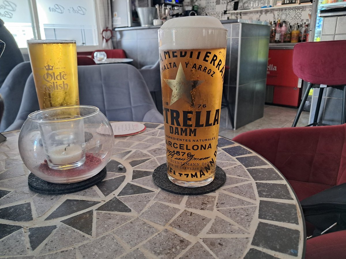 MrWayneGarton's tweet photo. A couple of pre match pint in Bob's, avoiding the incoming storm...#UTV #TerraceView https://t.co/iov8Z9eIl3