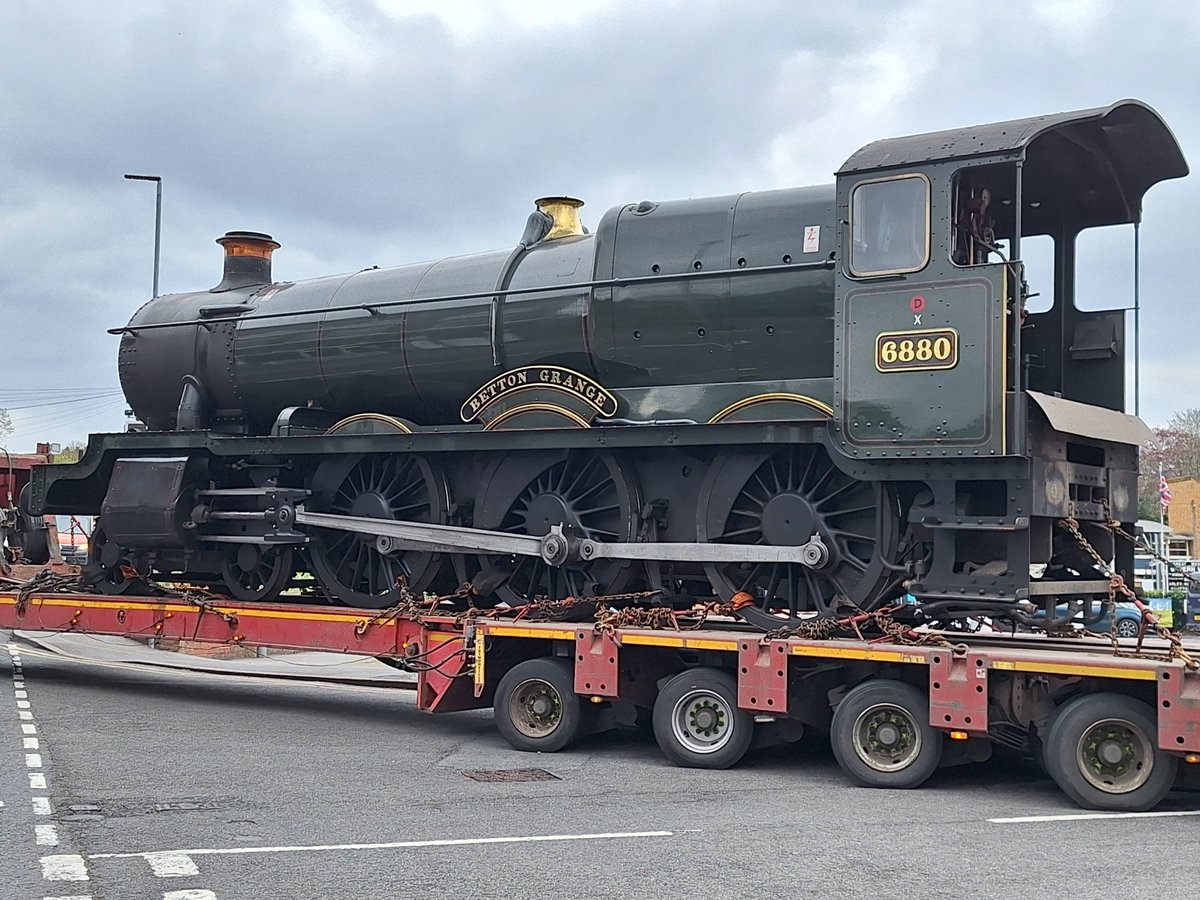 GWR No 6880 Betton Grange has just arrived at Kidderminster ahead of the Spring Steam Gala this weekend. 🚂

The Gala takes place from Fri 18 - Mon 21 April, buy tickets online at: svr.co.uk/event/spring-s…

Thanks to the 6880 Betton Grange (Society) Ltd for the loan of the loco.