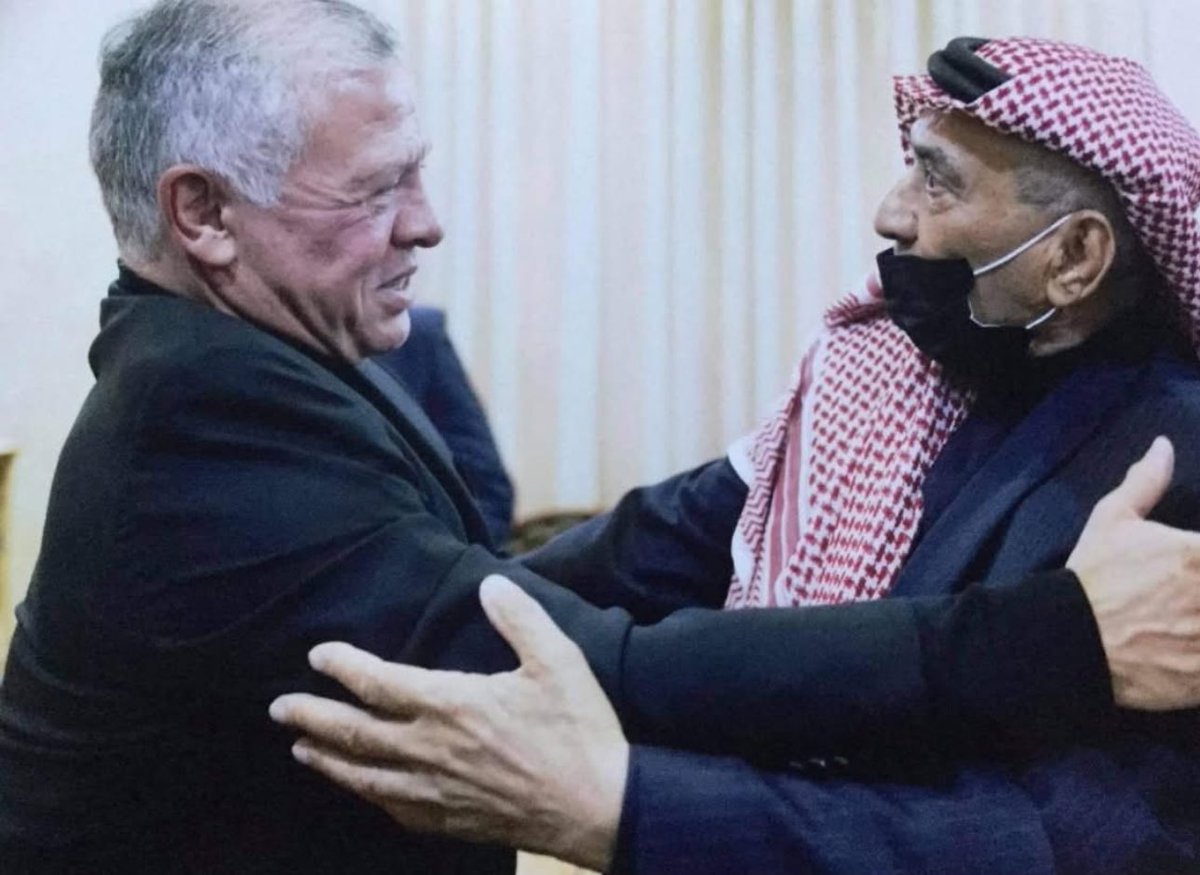 mutasemrmomani's tweet photo. بسم الله الرّحمن الرّحيم

قال تعالى جلّ في علاه:

"وَإِذْ قَالَ إِبْرَاهِيمُ رَبِّ اجْعَلْ هَذَا بَلَدًا آمِنًا وَارْزُقْ أَهْلَهُ مِنَ الثَّمَرَاتِ مَنْ آمَنَ مِنْهُمْ بِاللَّهِ وَالْيَوْمِ الآخِرِ قَالَ وَمَنْ كَفَرَ فَأُمَتِّعُهُ قَلِيلاً ثُمَّ أَضْطَرُّهُ إِلَى عَذَابِ النَّارِ وَبِئْسَ الْمَصِيرُ [سورة البقرة:126]"

وقال سيدنا محمد صلَّ الله عليه و سلّم :  (لا يحل لمسلم أن  يروّع مسلماً).

صدق الله العظيم ، و صدق رسوله الكريم.

تابعت المؤتمر الصّحفيّ الحكوميّ ، الذي تضمّن الإعلان عن إحباط عمليات تمسُّ الأمن الوطنيّ من قبل عناصر على السّاحة خططت و صنعت مواداً لغايات استخدامها في تنفيذ عمليات من شأنها الإضرار بمصالح الأردن العليا ، وتهديد أمنه و استقراره.

انتابني شعور الغضب والحزن من محاولة بعض الأشخاص المنتميين لتنظيم يختبئ تحت عباءة الدّين ، و يدّعي الوطنية ؛ وفي الحقيقة أنه يختبئ تحت هذه العباءة لإخفاء نواياه و مخططاته المشبوهة ، و إنّ ادعاءاته بالوطنية هي مجرد تظليل إعلاميٍّ لتبرير تحركّاته الميدانيّة لقيادة الشارع الأردني نحو التأزيم وخلق فجوة ثقة بين المواطن و النظام و مؤسسات الدولة.

كان من الأولى على هذا التنظيم الظّلالي أن يتزيّن بعباءة الدين الإسلاميِّ عندما فكّر بارتدائها ، و أن يعكس صورة حقيقيّة لهذا الدين السّمح ؛ و من الأولى أيضاً أن يطرح برامج إصلاحيّة للرقيِّ بالوطن و مساعدته للخروج من الأزمات الأقتصادية المتتالية التي تعصف به ، و من تبعات الحروب المحيطة به في إقليمٍ ملتهبٍ و غير مستقر، و ما نتج عن هذه الحروب و النزاعات من أزمات لجوء أثّرت سلباً على الوضع الاقتصاديّ للوطن و المعيشي للمواطن.

كان حريٌّ بهذا التنظيم أن يستغلَّ أمكانياته التنظيميّة، و مؤسساته الدعويّة و التعليميّة في المساهمة على إخراج أجيال ملتزمة دينيّاً ؛ محبّةً لأوطانها وليس لغسل عقول أبنائه ، وتجييشهم وتحفيزهم على نكران فضل الوطن! 
و انتظار الفرصة لطعنه ، و محاولة العبث و التّشكيك في وحدتنا و ثوابتنا الوطنيّة.

سيبقى أردنِّنا عصيّاً على هذه الفئة الضالّة ، مهما حاولت أيديها الملوّثة و عقولها المؤتمرة بأوامر خارجيّة العبث و المساس بأمنه.

و اليوم و بعد ان انكشفت للجميع النوايا الحقيقية لهذا التنظيم ، أدعو الجميع لعدم الانسياق مستقبلًا وراء دعواته الهدّامة ، و عدم السّماح له بركوب الموجة وقيادة الشارع نحو الهاوية.

لن نسمح بمحاولات اصحاب الأجندات الخارجية بجرِّ الحرب للبلاد ، ففلسطين بأمسّ الحاجة لتوأمها الأردن ان يبقى قوياً وسنداً سياسيّاً من خلال التحرّكات الدّبلوماسية التي يقودها جلالة الملك المعظم لرفع الظلّم عن الشعب الفلسطيني ، و دينيّاً من خلال تأكيد الوصاية الهاشميّة على  مقدّساته الإسلاميّة و المسيحيّة ؛ و إغاثيّاً من خلال استمرار قواتنا المسلّحة الباسلة بإرسال المستشفيات الميدانيّة في عموم مناطق فلسطين ، و الإصرار على إدخال المساعدات الإنسانيّة لأبناء قطاع غزّة رغم المخاطر.

وفي النهاية نوجّه الشكر لأجهزتنا الأمنيّة ، وخاصة جهاز المخابرات العامّة ، على جهوده الجبّارة و المعهودة لحماية أمن و استقرار الأردن من محاولات العابثين.

"إذا عطشت وكان الماء ممتنعاً 
                فلتشربي من دماء الزند يا بلدي 
واذا سقطت على درب الفدا قطعاً
              أوصيك أوصيك بالأردن يا بلدي"

حمى الله الأردن ملكاً و أرضاً و شعباً 
والسلام عليكم ورحمة الله وبركاته 

العين/ ضيف الله القلّاب العموش
١٥-نيسان-٢٠٢٥