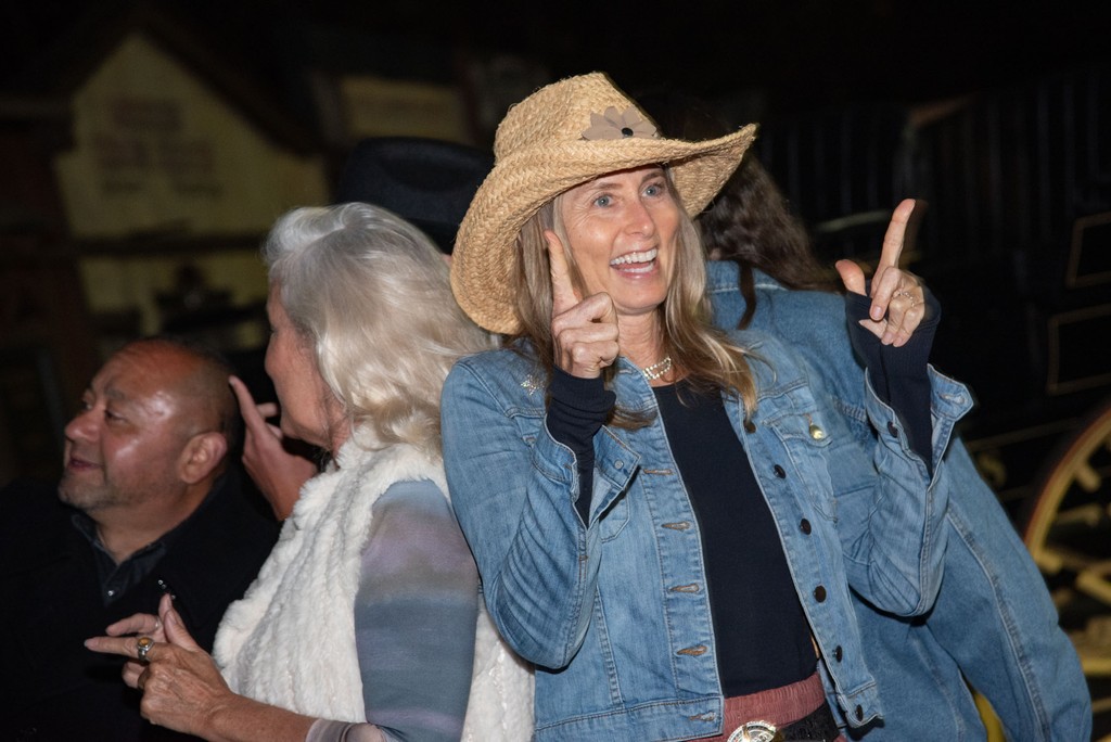 We still have a few volunteer slots for our upcoming Gala on May 2nd!  Our volunteers make this event possible, from setting up, running our activities, and dressing to theme! 💎🏚️

Sign up today at sbhabitat.volunteerhub.com/vv2/lp/Gala