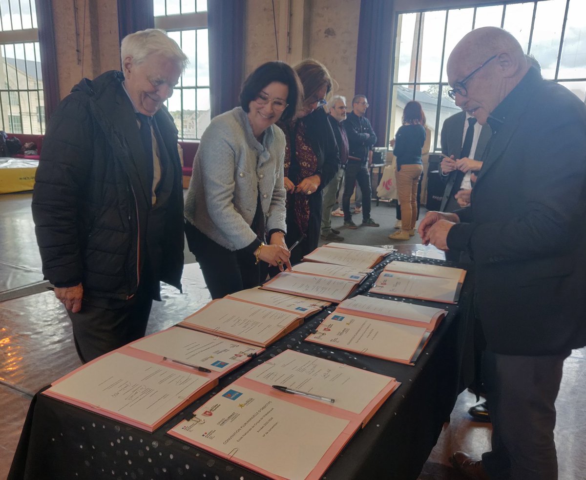 Valerie Dauge ⭐️⭐️ (@daugevalerie) on Twitter photo ✍🏼 de la Convention d’Objectifs 2025-2028 avec l’École Nationale du #Cirque de Châtellerault avec les partenaires. Depuis 3️⃣0️⃣ ans #ENCC forme des artistes d’exception 🎪. Le <a href="/departement86/">Département de la Vienne</a> est fier de soutenir cette école qui fait rayonner notre territoire ! ✍🏼 de la Convention d’Objectifs 2025-2028 avec l’École Nationale du #Cirque de Châtellerault avec les partenaires. Depuis 3️⃣0️⃣ ans #ENCC forme des artistes d’exception 🎪. Le <a href="/departement86/">Département de la Vienne</a> est fier de soutenir cette école qui fait rayonner notre territoire !