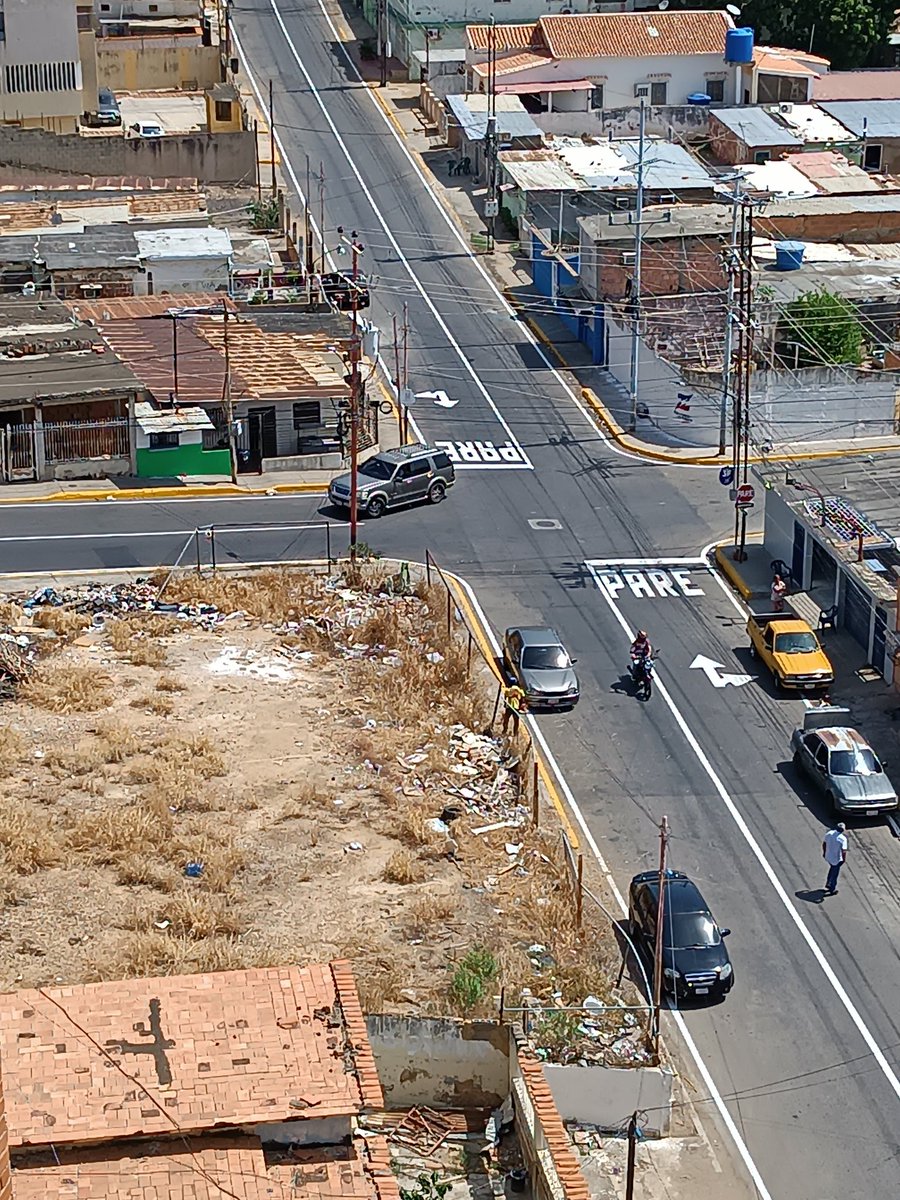 Avenida reparada y demarcada en Valle frío... lástima que los mismos vecinos arrojan basura y escombros de construcción al terreno. Nada es completo‼️ Falta de conciencia‼️ Baja autoestima ciudadana. Y cuando se les reclama se sienten ofendidos. #maracaibo