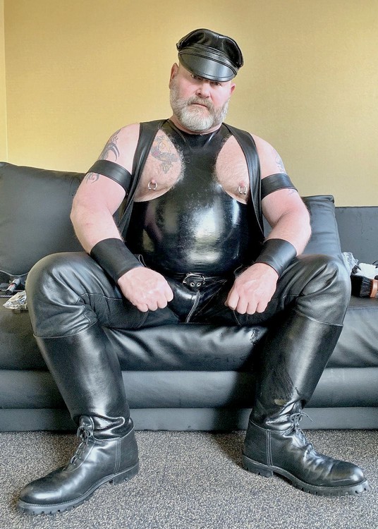 EnBottes75's tweet photo. Can't get enough of @DALBruin 
Leather, Rubber, Smoke...HOT !
WOOF !🔥🔥🔥🔥 https://t.co/JZjA5OCqiD