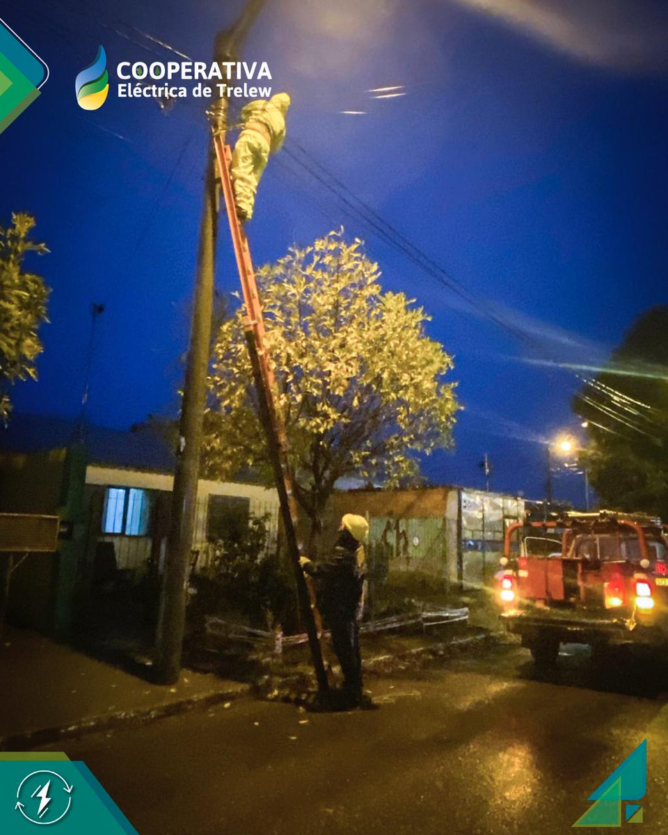 📍Durante toda la noche operarios de la guardia de energía brindaron respuesta a los reclamos de nuestros socios💪

👷‍♂️🌧