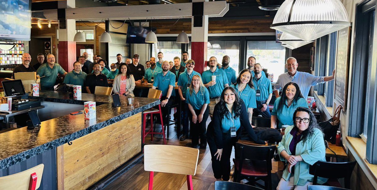 Awesome start to the day with our Facilities Team Investing in our new GMs!!!❤️🎉 #ChilisELEVATE #ChilisLove