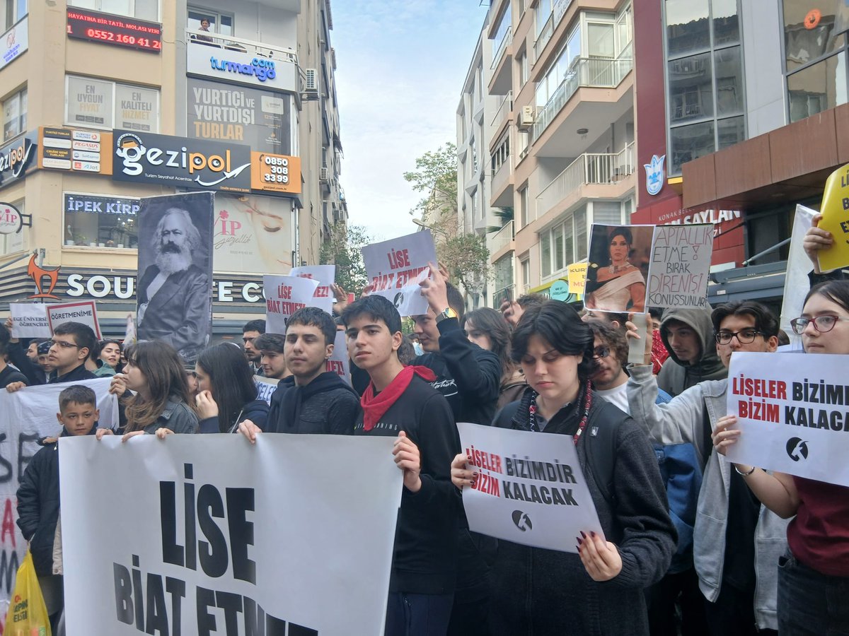 DEVRİMCİ SOSYALİST LİSELİLER (@dsliseliler) on Twitter photo Kitlesel şekilde Lise Biat Etmez diyerek üniversiteli yoldaşlarımızla birlikte yürüyoruz. Marx da bizimle :)
#LiseBiatEtmez! Kitlesel şekilde Lise Biat Etmez diyerek üniversiteli yoldaşlarımızla birlikte yürüyoruz. Marx da bizimle :)
#LiseBiatEtmez!
