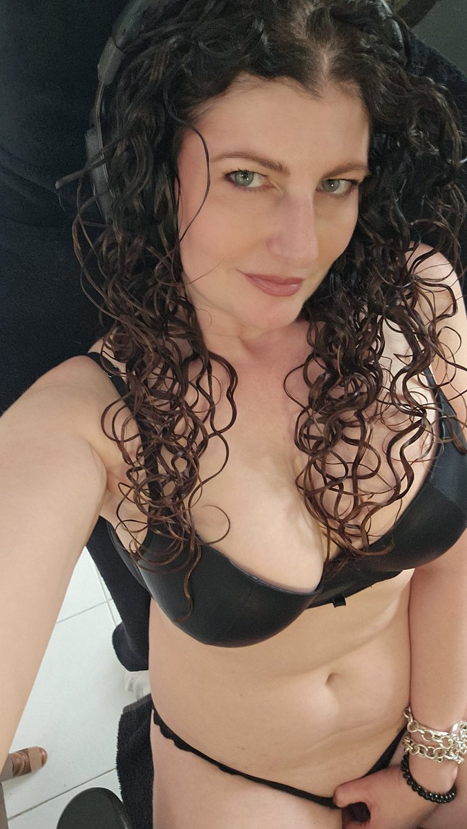 Just got on cam. Come say something sexy to me. Sabrinadeep.cammodels.com