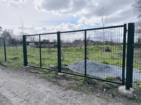 lemonfencing's tweet image. Protek 1000 mesh fencing and gates fitted by our team. A light duty security fencing option. Contact us to get a quote or to place your orders on 01702615333/ 965620. #Securityfencing #Mesh #Vmesh #Gates #Southend #Essex