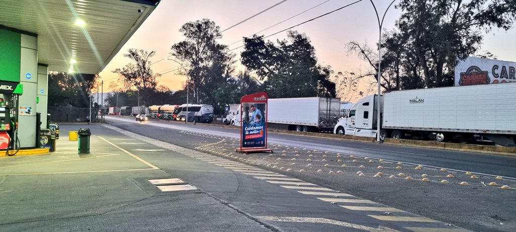 TrianguloRojo01's tweet photo. 🚨🚧🚨🚧🚨

Cierre de circulación por presencia de manifestantes de camiones cañeros en el libramiento carretero Tepic. Tome vias alternas. https://t.co/Kp4KZ0V3jt