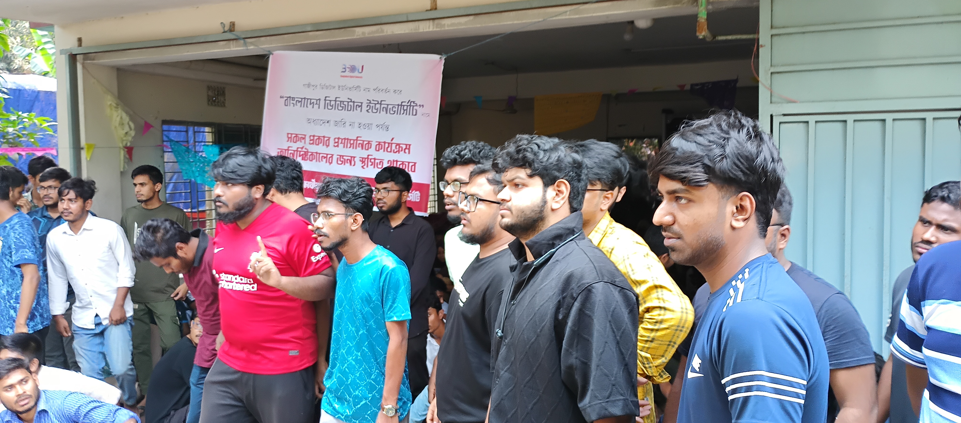 কালিয়াকৈরে ৩ দফা দাবি আদায়ে শিক্ষার্থীদের বিক্ষোভ