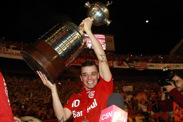 QGdoInter's tweet photo. Aniversário de um dos maiores jogadores da história do Internacional. 44 anos de Andrés Nicolás D'Alessandro!

Rei da América, vencedor e MUITO ídolo. Marcou uma geração conquistando uma infinidade de troféus e punindo o rival.

Vida longa, Cabezón!❤️ https://t.co/ZmRhTk9pu0