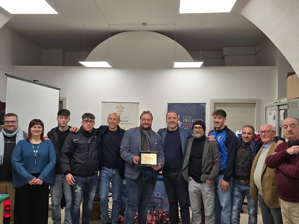 prolocobas's tweet image. La #ProLocoBarile ha consegnato i premi ai #fuochi di #sangiuseppe ed una targa di merito al #BarileFc per la promozione in Prima Categoria. Per l&apos;occasione il Presidente regionale Ente #prolocobasilicata @roccofranciosa ha consegnato alcune copie del #magazine #initalia di #epli
