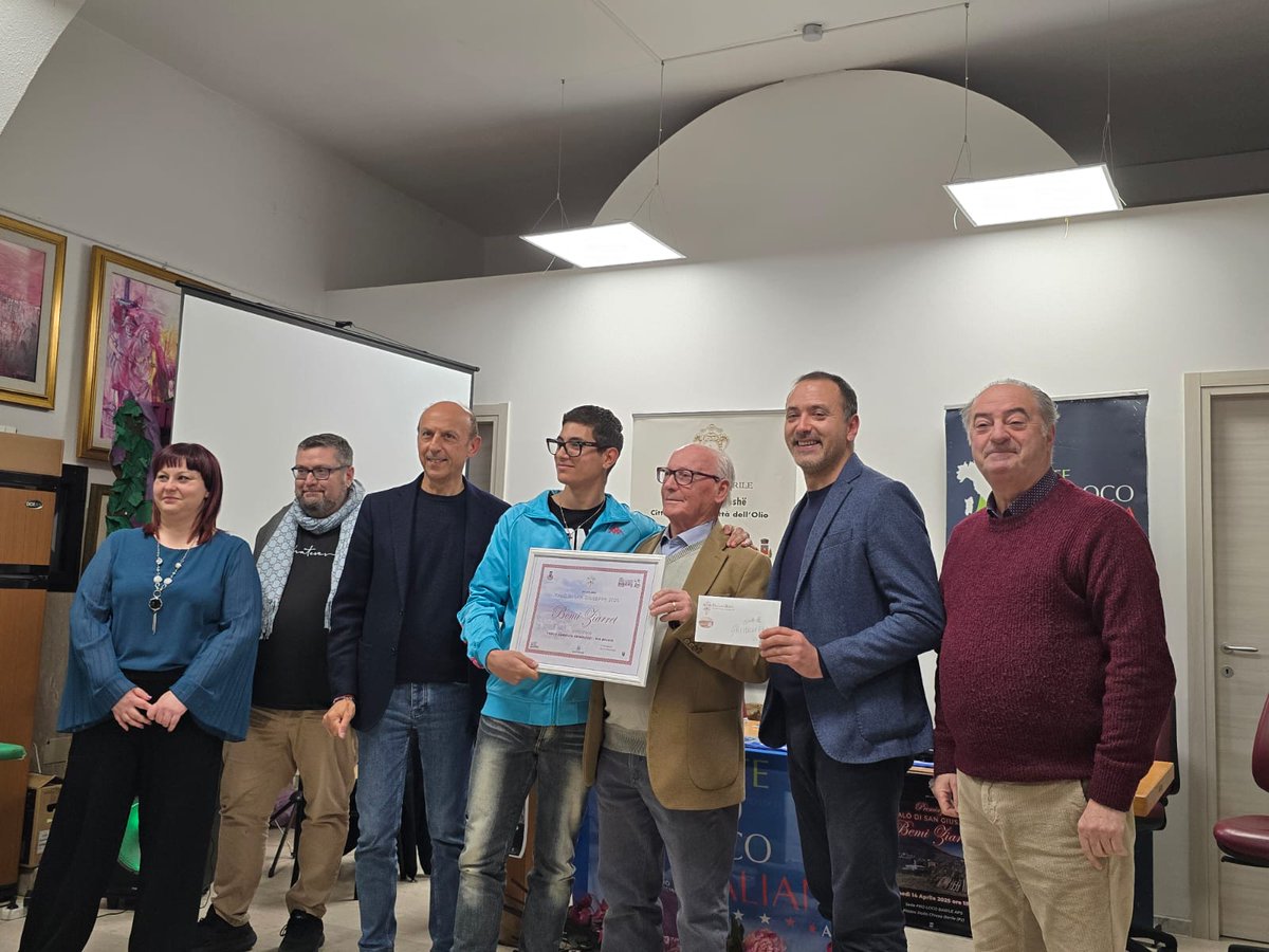 prolocobas's tweet image. La #ProLocoBarile ha consegnato i premi ai #fuochi di #sangiuseppe ed una targa di merito al #BarileFc per la promozione in Prima Categoria. Per l&apos;occasione il Presidente regionale Ente #prolocobasilicata @roccofranciosa ha consegnato alcune copie del #magazine #initalia di #epli