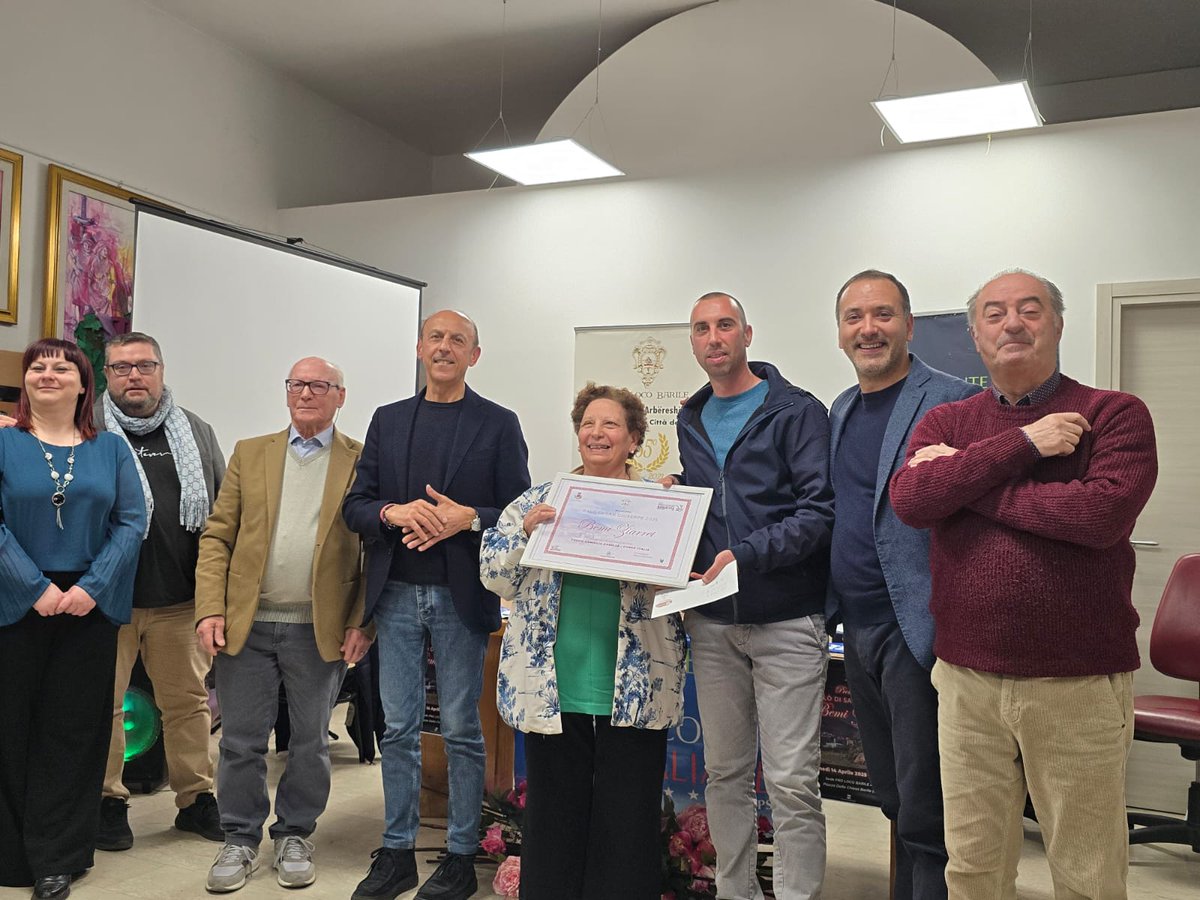 prolocobas's tweet image. La #ProLocoBarile ha consegnato i premi ai #fuochi di #sangiuseppe ed una targa di merito al #BarileFc per la promozione in Prima Categoria. Per l&apos;occasione il Presidente regionale Ente #prolocobasilicata @roccofranciosa ha consegnato alcune copie del #magazine #initalia di #epli