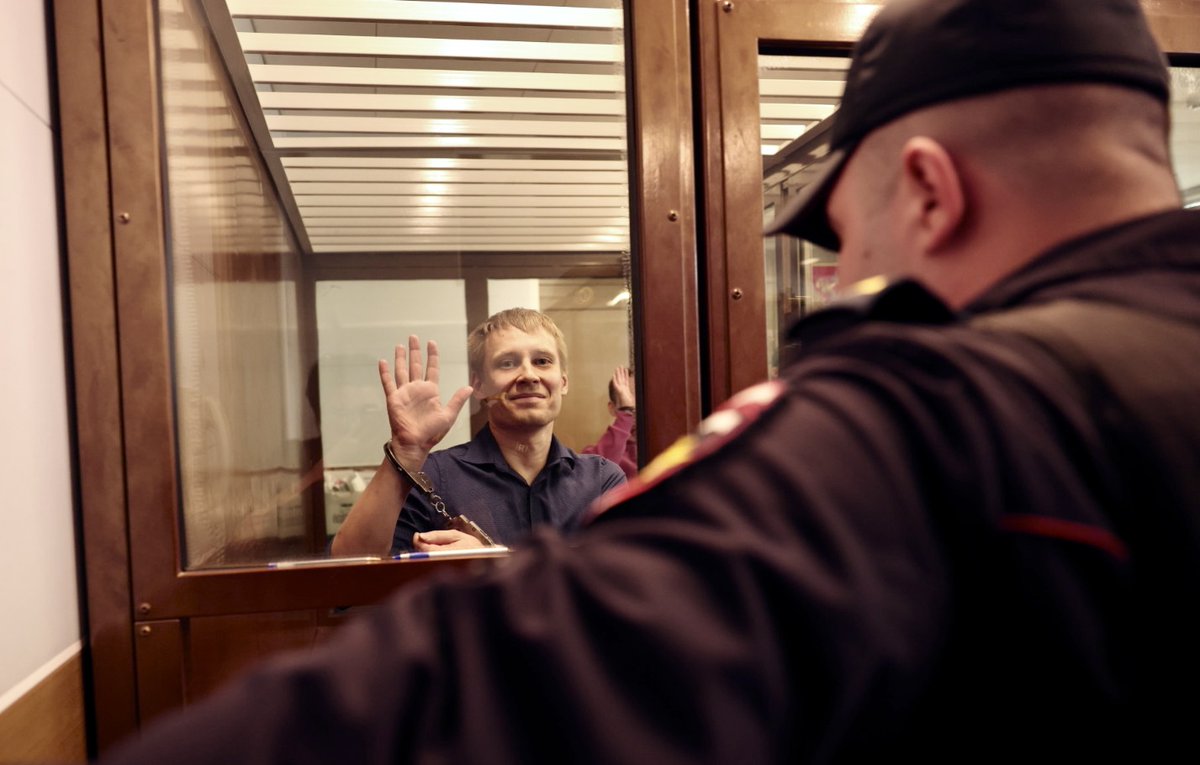 mediazzzona's tweet photo. Обвиняемых в «участии» в ФБК журналистов приговорили к 5,5 годам каждого

Нагатинский суд Москвы приговорил журналистку Sotavision Антонину Фаворскую (Кравцову), ее коллегу по изданию Артема Кригера, фрилансера Reuters Константина Габова и работавшего с Associated Press Сергея Карелина — к 5,5 годам колонии каждого.

Процесс прошел в закрытом режиме под предлогом угроз участникам процесса — прокурорку Тихонову не первый год повсюду сопровождает вооруженная госохрана. Из-за этого суть обвинений точно неизвестна.

«Медиазона» выяснила, что показания в суде приходили давать люди, которые участвовали в уличных интервью, опубликованных на канале «Навальный LIVE». До этого Кригер упоминал, что его арестовали за съемку опросов прохожих на улицах.

Несмотря на закрытый процесс, десятки людей в течение полугода приходили на каждое заседание, чтобы поприветствовать журналистов, пока конвой вел их в зал суда.

Фото: Александра Астахова / Медиазона
