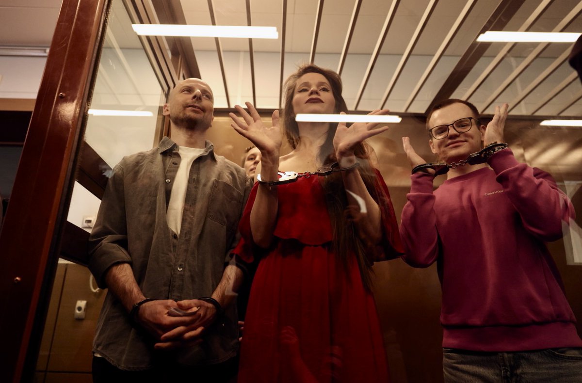 mediazzzona's tweet photo. Обвиняемых в «участии» в ФБК журналистов приговорили к 5,5 годам каждого

Нагатинский суд Москвы приговорил журналистку Sotavision Антонину Фаворскую (Кравцову), ее коллегу по изданию Артема Кригера, фрилансера Reuters Константина Габова и работавшего с Associated Press Сергея Карелина — к 5,5 годам колонии каждого.

Процесс прошел в закрытом режиме под предлогом угроз участникам процесса — прокурорку Тихонову не первый год повсюду сопровождает вооруженная госохрана. Из-за этого суть обвинений точно неизвестна.

«Медиазона» выяснила, что показания в суде приходили давать люди, которые участвовали в уличных интервью, опубликованных на канале «Навальный LIVE». До этого Кригер упоминал, что его арестовали за съемку опросов прохожих на улицах.

Несмотря на закрытый процесс, десятки людей в течение полугода приходили на каждое заседание, чтобы поприветствовать журналистов, пока конвой вел их в зал суда.

Фото: Александра Астахова / Медиазона