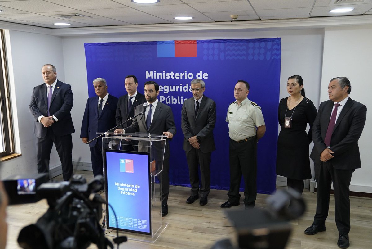 Ministro <a href="/minsegpublica/">Ministerio de Seguridad Pública</a>, Luis Cordero, junto al ministro <a href="/MinjuDDHH/">Ministerio de Justicia y Derechos Humanos</a>, Jaime Gajardo, director de Gendarmería de Chile, Sebastián Urra, <a href="/PDI_CHILE/">PDI Chile</a> y <a href="/FiscaliadeChile/">Fiscalía Nacional</a> dan cuenta de las diligencias relacionadas con el ataque y amenazas en contra de un funcionario de Gendarmería.
