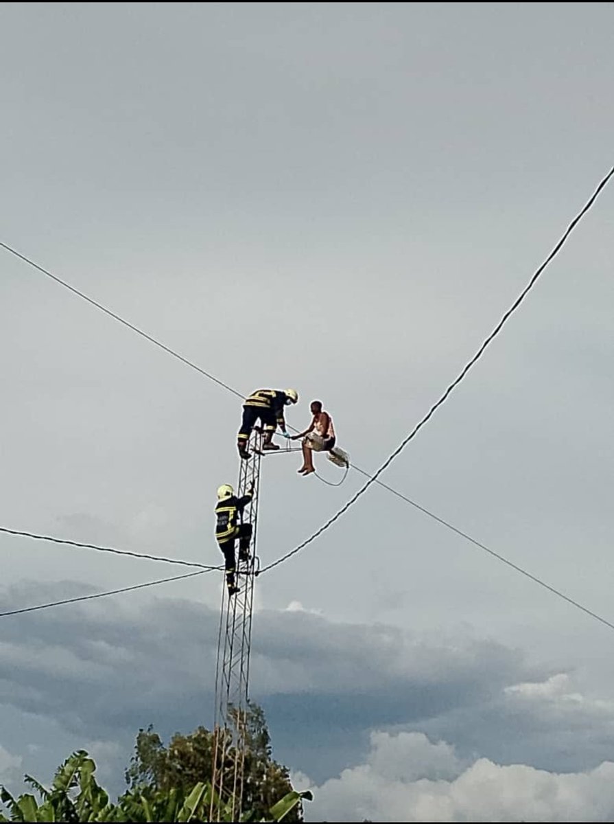 IsugiRy's tweet image. Kudosi kuri mwebwe @Rwandapolice. Ubu nonaha abapolisi batabaye umuntu wari wuriye amashanyarazi (Umuyoboro mugari) bamumanuye akiri muzima Pee, aha iwacu #Murundi sector 
Karambi- @KayonzaDistrict
@BoscoManirabona 
Mumfashe dushime #Polisi y'u #Rwanda rwacu.