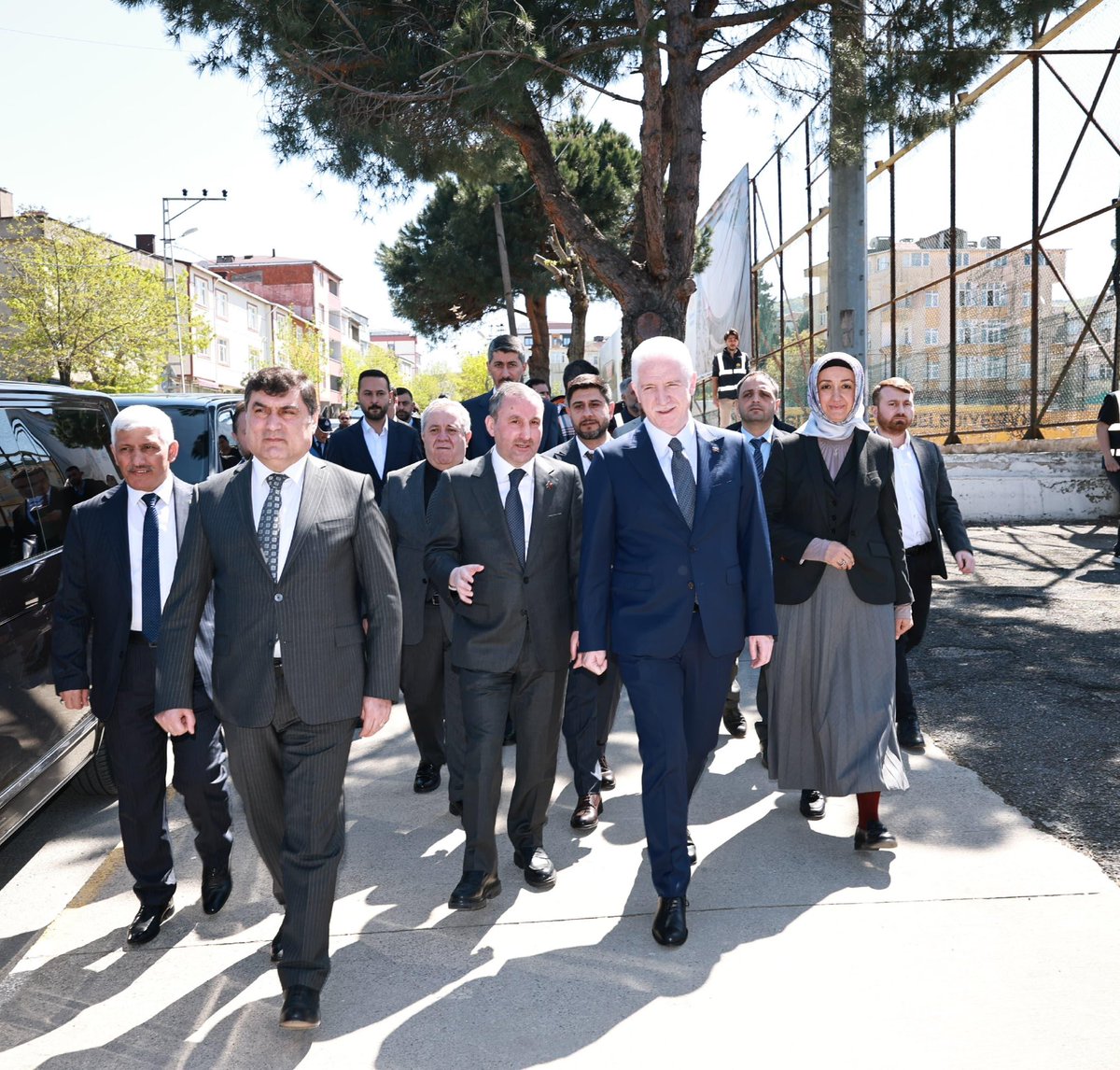 alitombastr's tweet photo. İstanbul Valimiz Sn. @gul_davut ile birlikte, Mehmet Akif Spor Kompleksi projemizi ziyaret edip halihazırda devam eden çalışmalarımız hakkında bilgi verdik. https://t.co/nzB2F9iQBT