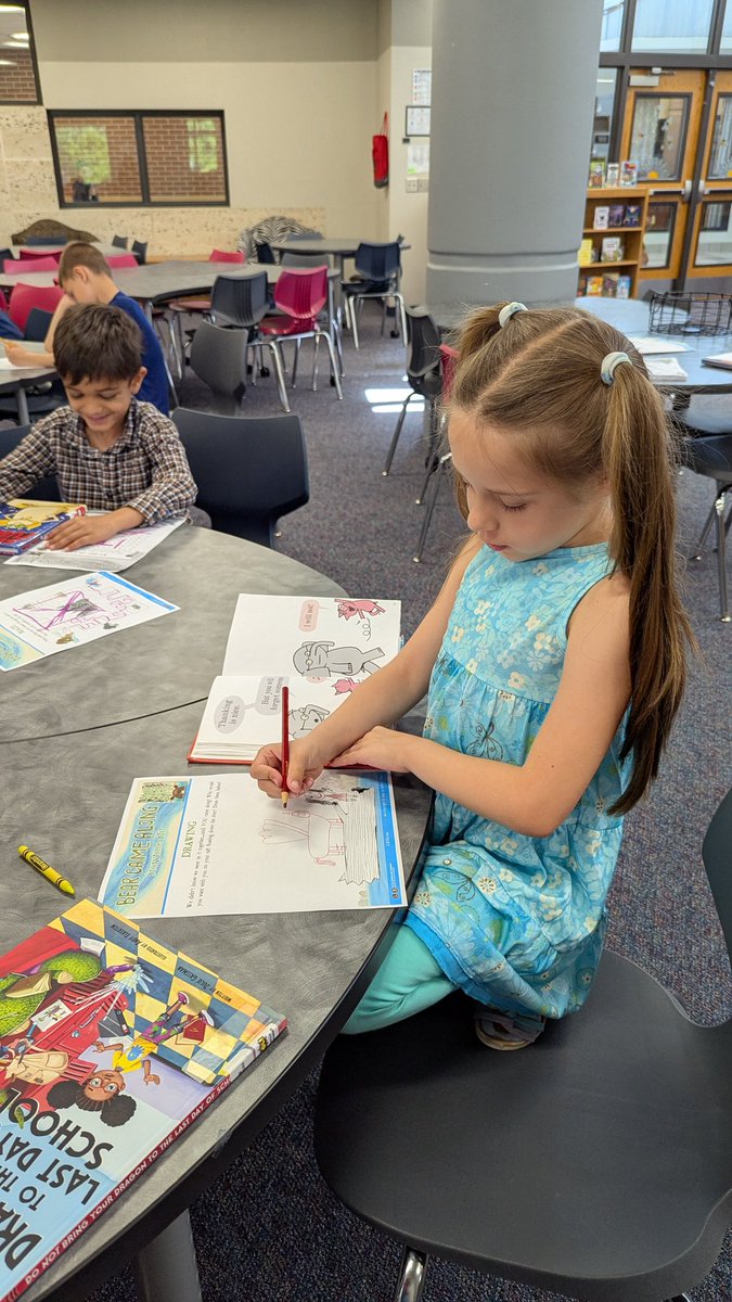 When you can't decide if you want to read a book or draw. Do them both at the same time! 💕#walstars