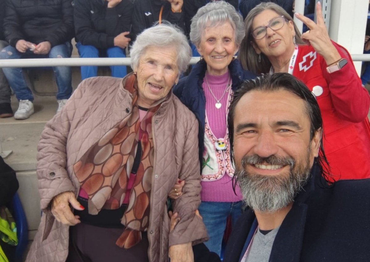 ¡En Cruz Roja Getafe somos AZULONES! ⚽

Y sabemos de unas/os que se lo pasaron muy muy bien (aunque con el corazón encogido) viendo el partido contra Las Palmas.

¡Gracias, <a href="/GetafeCF/">Getafe C.F.</a> y <a href="/fundacionGTF/">Fundación Getafe CF</a> por invitar a los/as participantes de nuestro Programa de Mayores! 😍