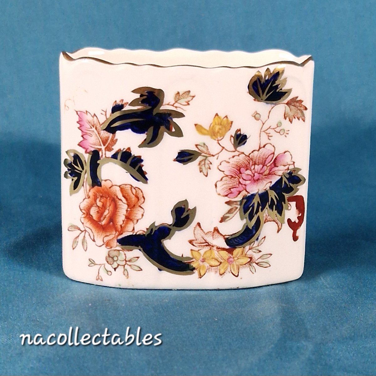 nacollectables's tweet photo. This is a lovely toothpick or match holder, Masons Ironstone, early 1900's. Gorgeous colours & hand painted gold detail.
@EverRotating #vintageshowandsell #matchholder #toothpickholder #Masons #vintagehome #homedecor #vintagedecor #vintagestyle #vintagedesign https://t.co/ICQJLMlUpL