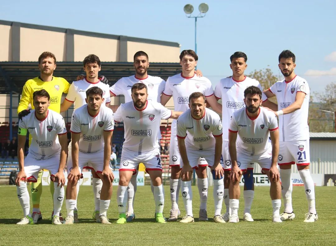 futbolbursa's tweet photo. 1923 MUSTAFAKEMALPAŞA SPOR 2025-2026 SEZONUNDA 3. LİGDEN DEVAM 
Evinde Viranşehir spor'u 3-0 ile yenen temsilcimiz puanını 32 ye yükselterek LİGDE kalmayı garantiledi.
#futbol #b https://t.co/gz2be1niJ2