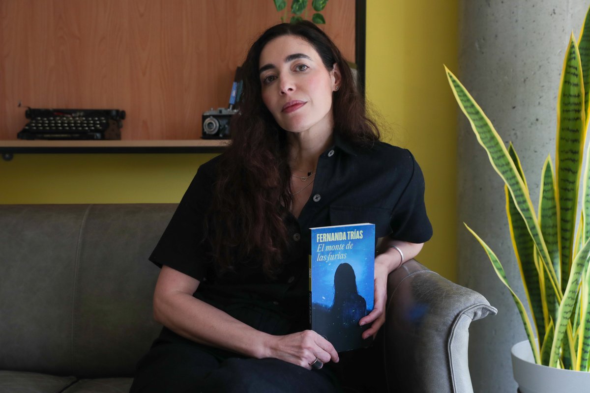 aleprietofor's tweet photo. "El arte siempre se adelanta a plantear nuevas maneras de estar en el mundo"
🌟Entrevista a Fernanda Trías en su  regreso a Uruguay para presentar su nueva novela, 'El monte de las furias' @penguinlibrosuy @EfeCultura 📖✒️🇺🇾
https://t.co/ghpZQNlgUc https://t.co/qndYrezqLx