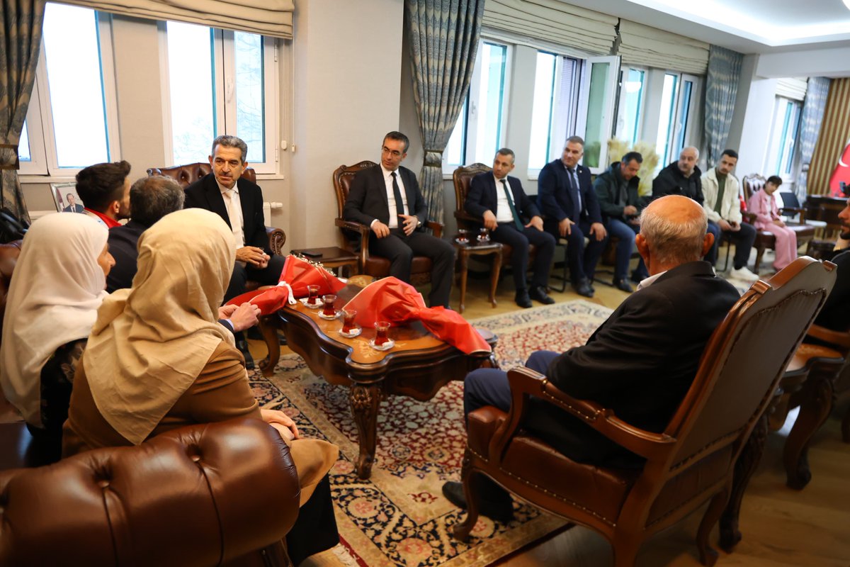 SirnakValiligi's tweet photo. Moldova’da düzenlenen Avrupa Halter Şampiyonası’nda, koparmada Avrupa Şampiyonu olan Şırnaklı milli gururumuz Harun Algül; kıymetli ailesi ve antrenörü ile Valimiz Birol Ekici’yi ziyaret etti.

Vali Ekici sporcumuzu tebrik ederek başarılarının devamını diledi.

@gencliksporbak https://t.co/Z1rk7WvOvG