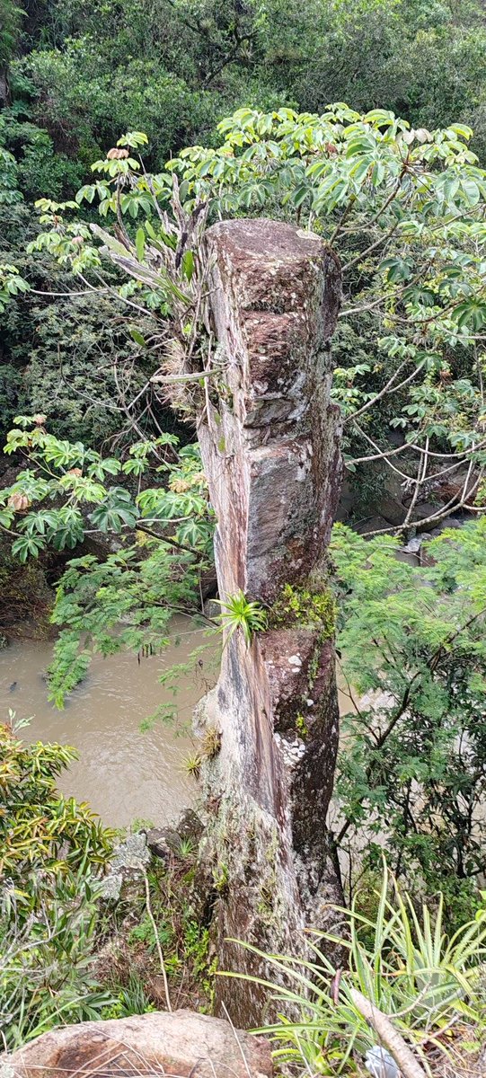 MUNICIPIO DE ERANDIQUE, Lempira  / Turismo de aventura/
Ruta Lenca
#Honduras #Lempira
Las formaciones rocosas están sobrepuestas, en el departamento de Lempira, le presentamos; ubicada en la aldea Agua Caliente, Erandique lempira-