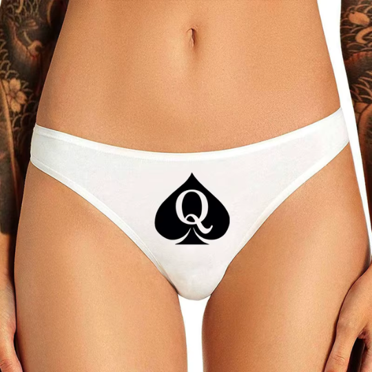 QueenEli_uy's tweet photo. ¡Vestí la REINA HOTWIFE que sos!👑♠️
Colaless con la insignia al frente y detrás, confeccionada en algodón. Cómoda y ajustable para que puedas usarla en todo momento, sean íntimos, en el gym, una salida de pareja o incluso tu lugar de trabajo!❤️🔥#QueenEli #Hotwife #Cuckold #Tanga https://t.co/0XcBpiZj7e