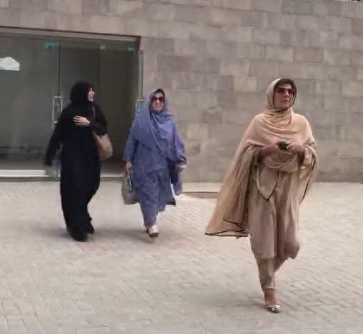 زیدیت آج بھی زندہ ہے. 🥲        sajidullahsm007@

یہ تصویر ان تمام لوگوں کے لیے شرم کا مقام ہے جو خان کا نام لیکر اسمبلیوں میں بیٹھے ہیں اور مزے کر رہے ہیں. تھوڑی سی بھی ​غیرت ہو تی تو عمران خان کی   بہنوں کو ایسے اکیلا نہ چھوڑتے